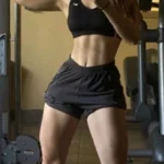 Guia de Treinos para o Corpo Feminino dos Sonhos 17 Woman performing exercises in a fitness routine for treinos corpo feminino.