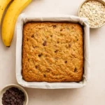 Simple cake made with oats and bananas, featuring ingredients such as eggs and baking powder.